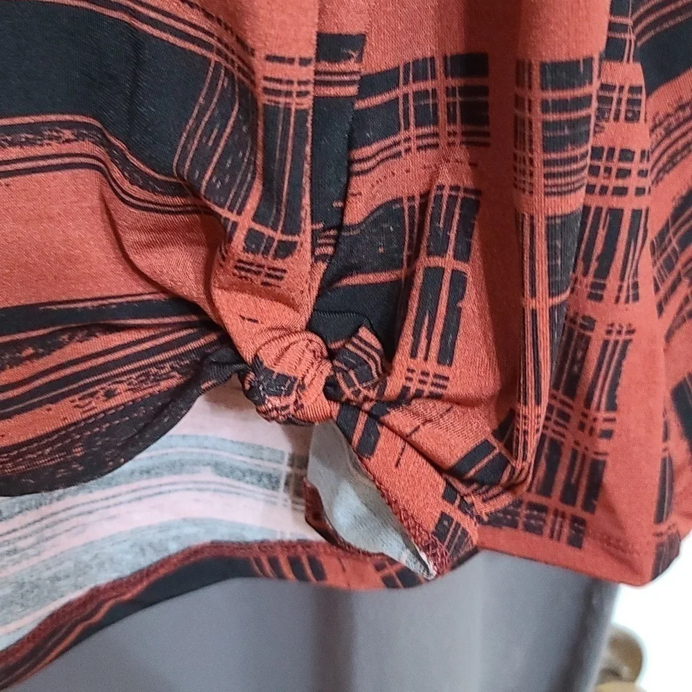 NWT Avenue Womens Blouse Rust/Blk V-neck Stretch Comfort Size 18/20 - Picture 2 of 9